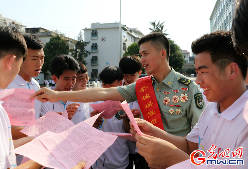 车辆突发侧翻 休假战士挺身相救