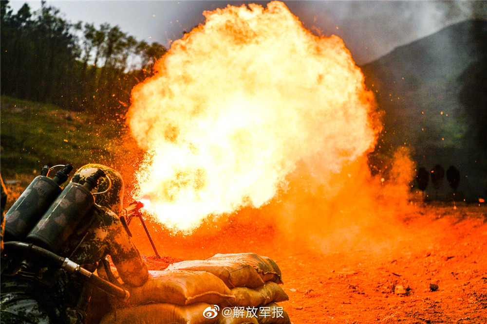 多角度实拍喷火兵训练瞬间