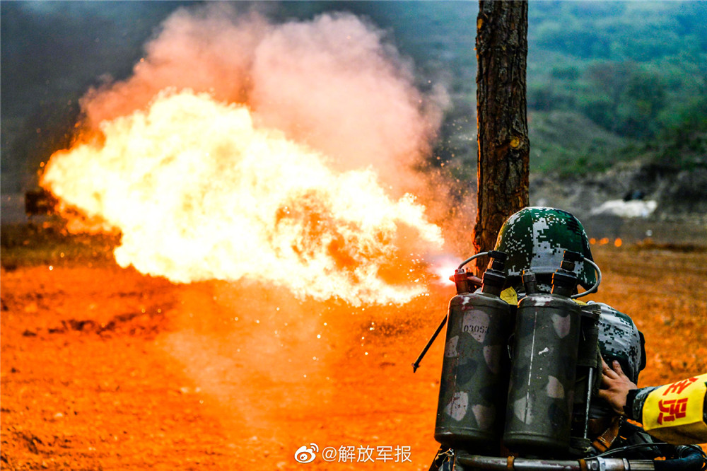 多角度实拍喷火兵训练瞬间