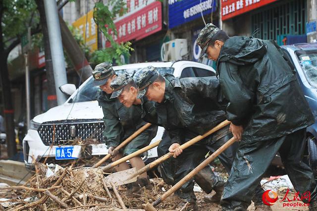 武警第一机动总队某支队：紧急驰援抗洪一线