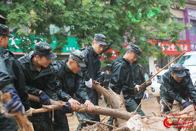 武警第一机动总队某支队：紧急驰援抗洪一线