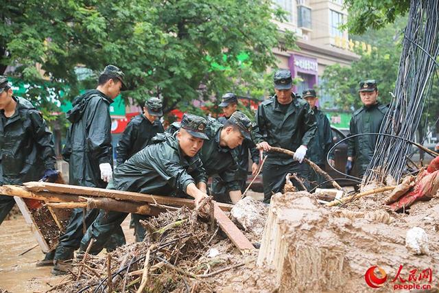 武警第一机动总队某支队：紧急驰援抗洪一线