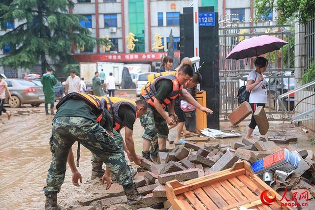 武警第一机动总队某支队：紧急驰援抗洪一线