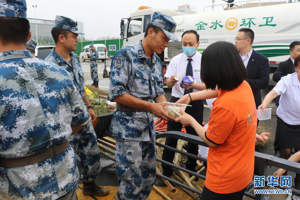 “看到解放军，俺就知道日子快好起来嘞”