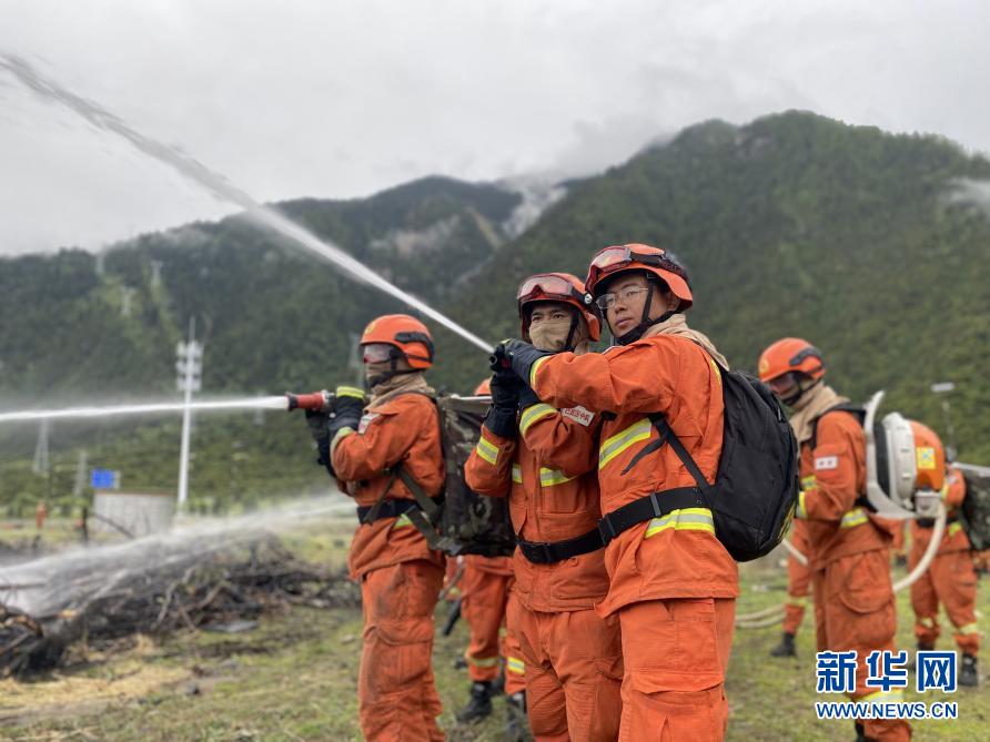 重走天路看变迁丨守护雪域高原的“火焰蓝”