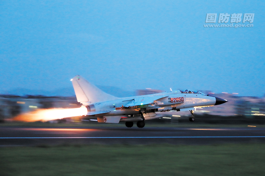 “飞豹”出击！海军航空兵某旅跨昼夜飞行训练