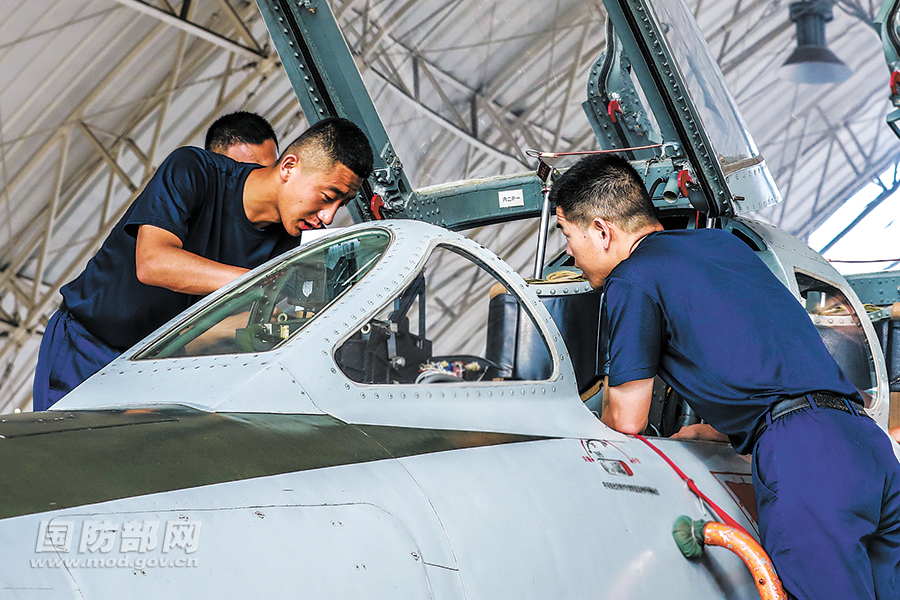 “飞豹”出击！海军航空兵某旅跨昼夜飞行训练