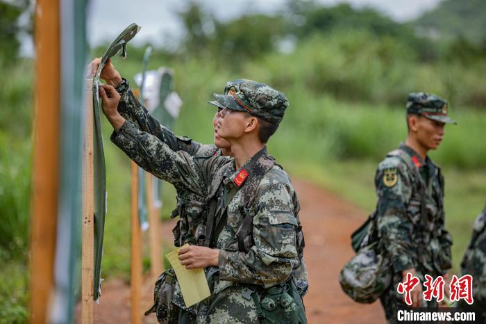 武警广西机动支队装甲分队射击考核现场“火力全开”