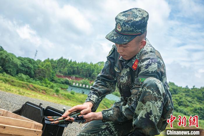 武警广西机动支队装甲分队射击考核现场“火力全开”