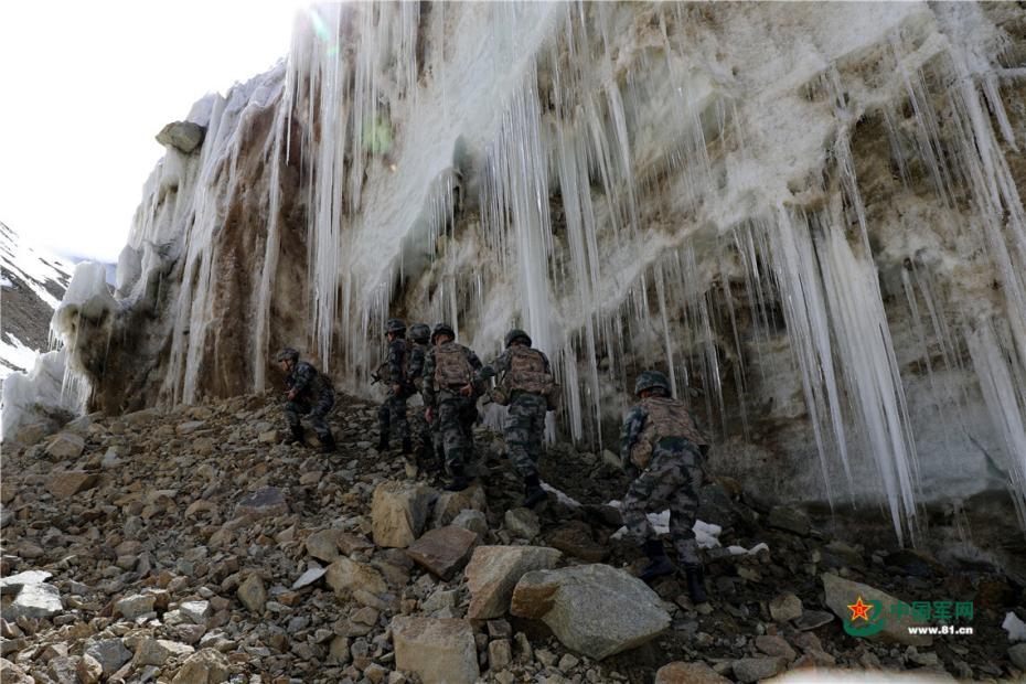 海拔5200米，边防女兵冰川巡逻