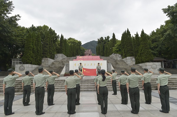 驻渝某预备役联勤保障旅官兵参观红岩魂陈列馆