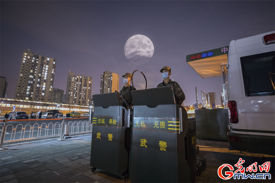 中秋佳节，北京丰台站武警护卫旅客平安出行