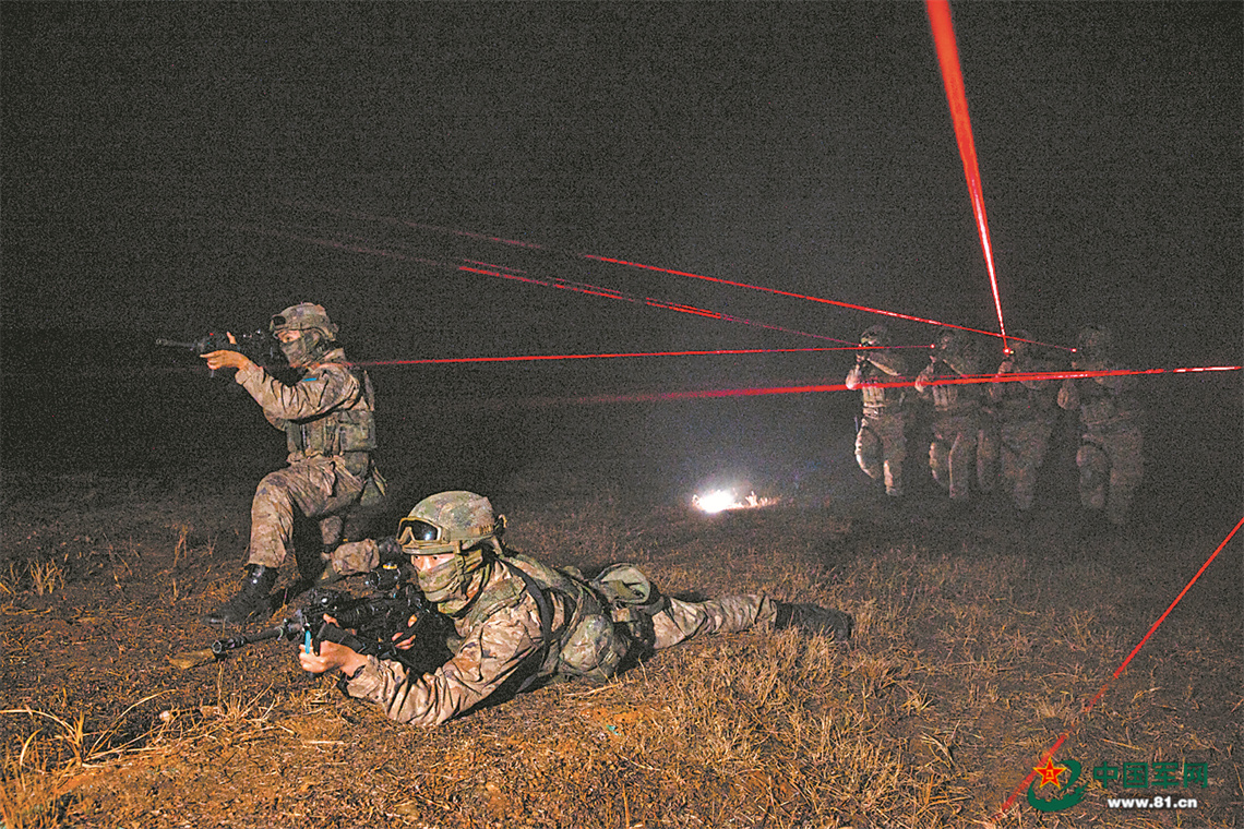 精兵突击从天降，空降兵某旅开展侦察分队实战化演练