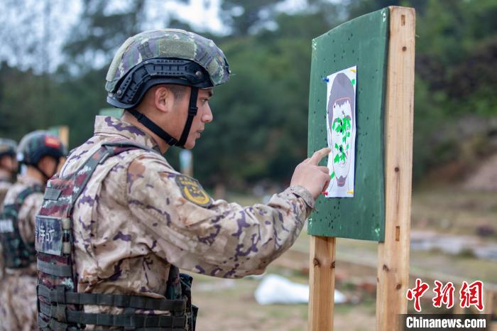 广西北海武警特战队员开展实弹射击考核