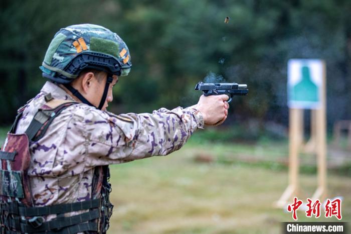 广西北海武警特战队员开展实弹射击考核