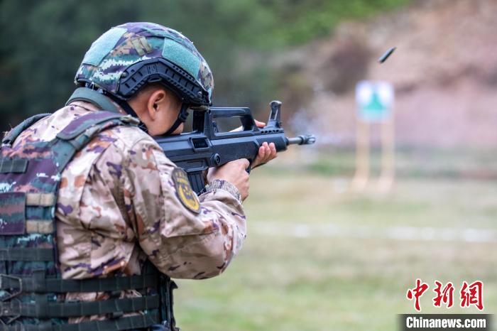 广西北海武警特战队员开展实弹射击考核