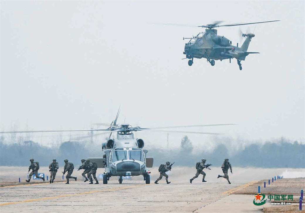 空降兵某旅要点夺控演练影像