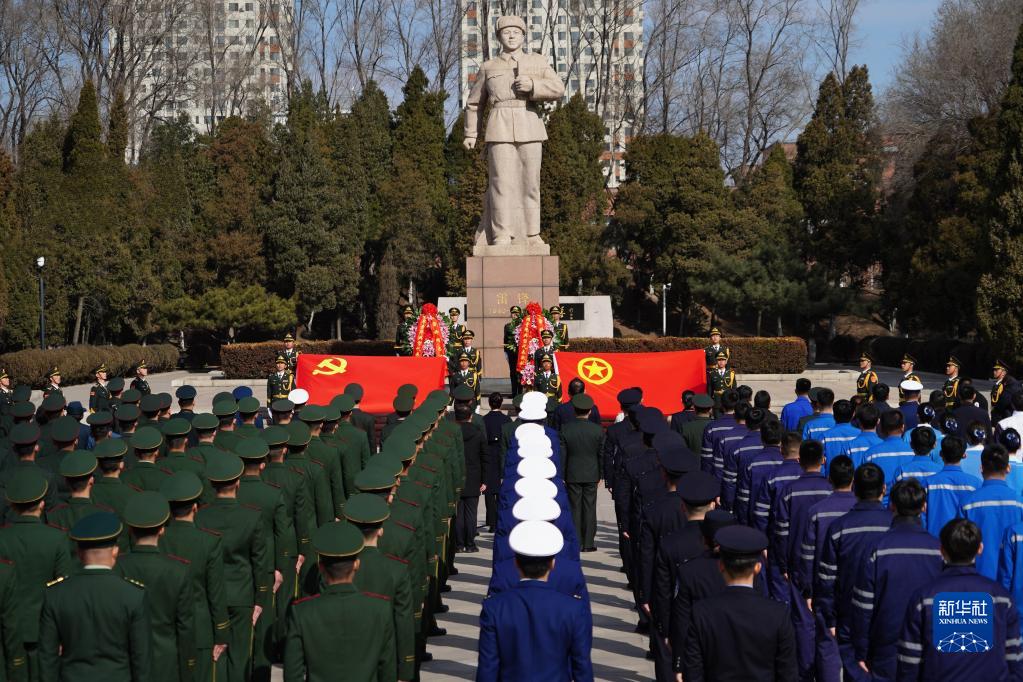 “把雷锋精神代代传承下去！”——军地青年典型代表祭扫雷锋墓侧记