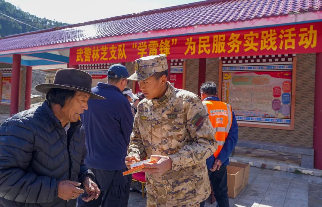 做身边的雷锋，书写新时代的雷锋故事