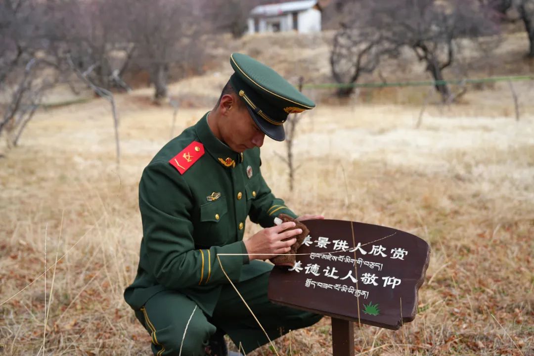 做身边的雷锋，书写新时代的雷锋故事