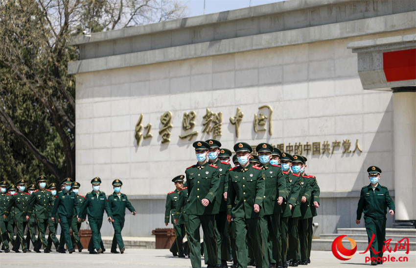 甘肃兰州：清明时节，武警官兵祭英烈