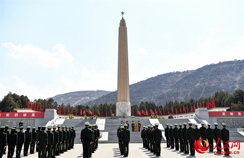 甘肃兰州：清明时节，武警官兵祭英烈