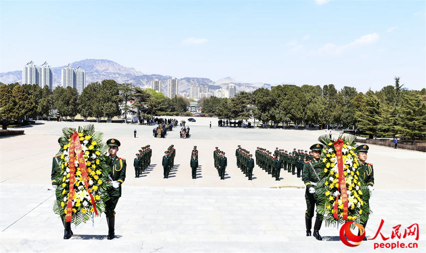 甘肃兰州：清明时节，武警官兵祭英烈