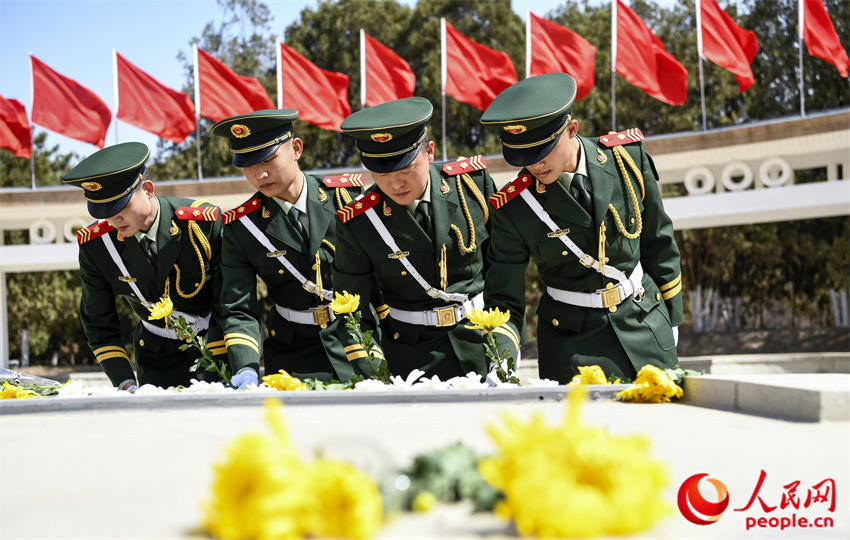 甘肃兰州：清明时节，武警官兵祭英烈