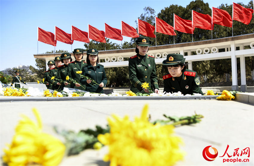 甘肃兰州：清明时节，武警官兵祭英烈