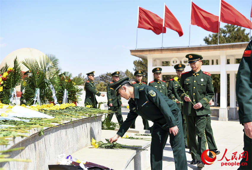 甘肃兰州：清明时节，武警官兵祭英烈