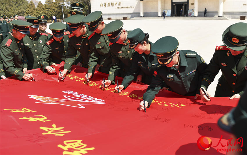 甘肃兰州：清明时节，武警官兵祭英烈