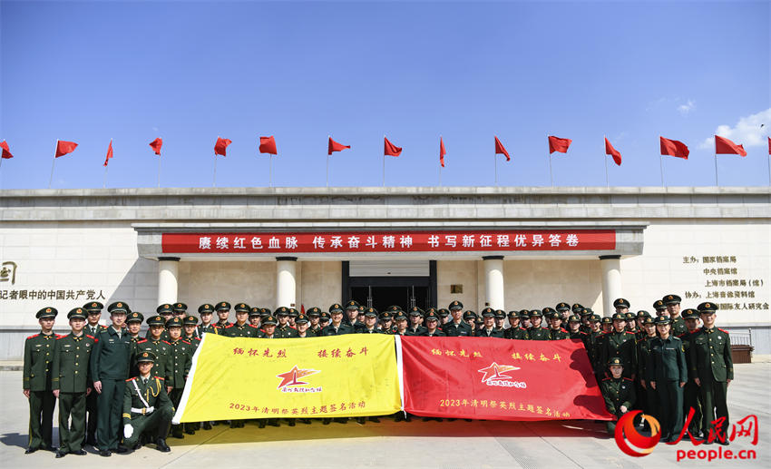 甘肃兰州：清明时节，武警官兵祭英烈