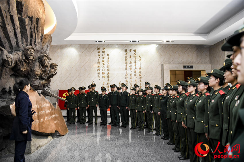 甘肃兰州：清明时节，武警官兵祭英烈