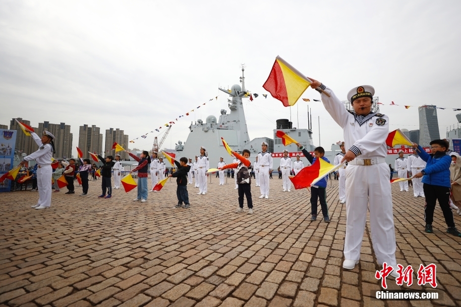 中国海军举行2023年海军成立纪念日舰艇开放活动