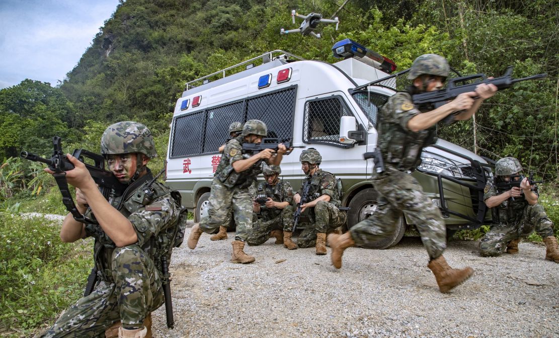 山林砺剑！直击武警官兵山地反恐演练