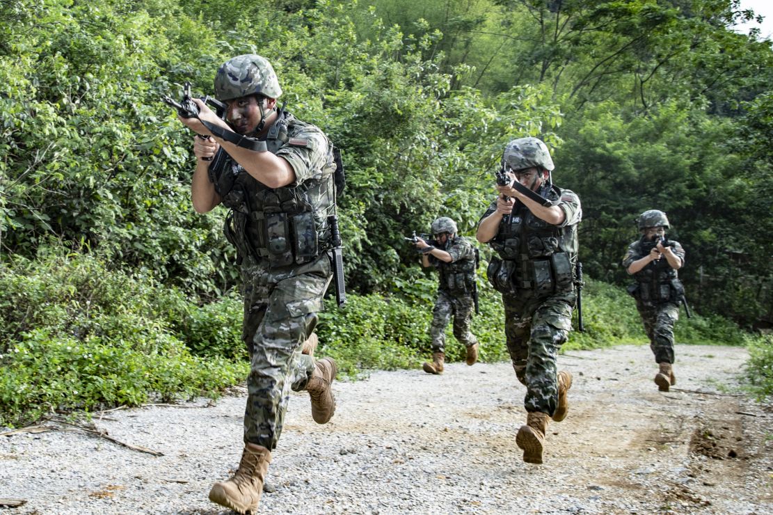 山林砺剑！直击武警官兵山地反恐演练