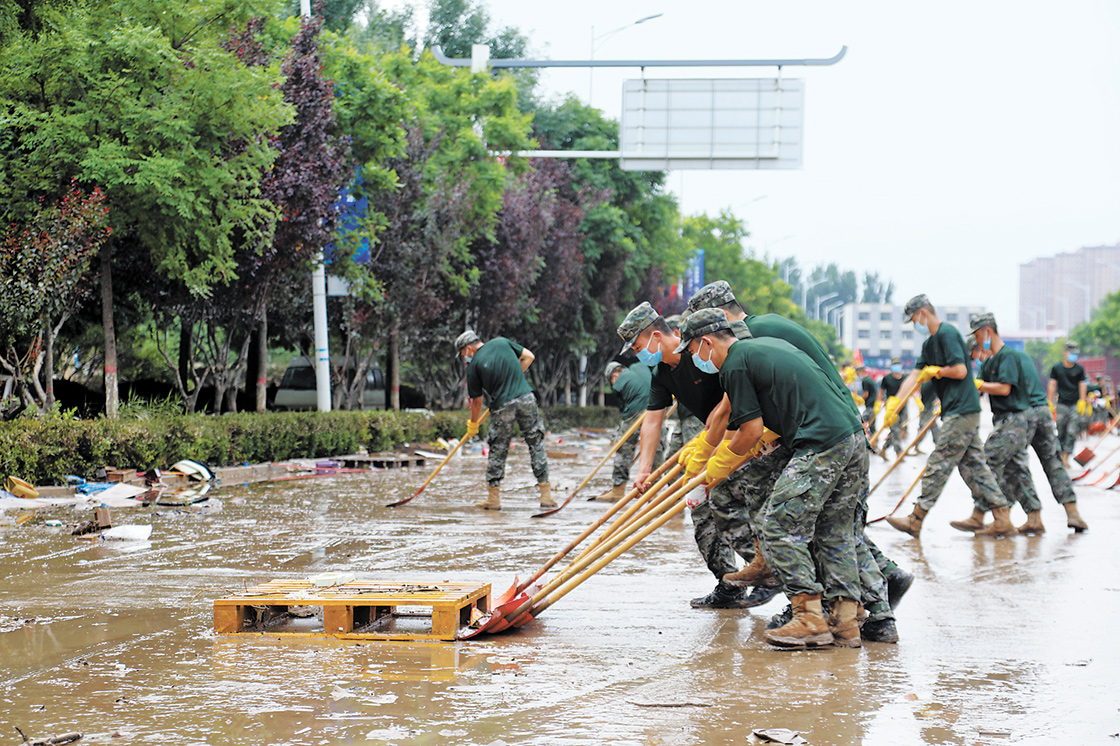 坚决听从统帅号令，解放军和武警部队众志成城凝聚起抗洪抢险的强大合力