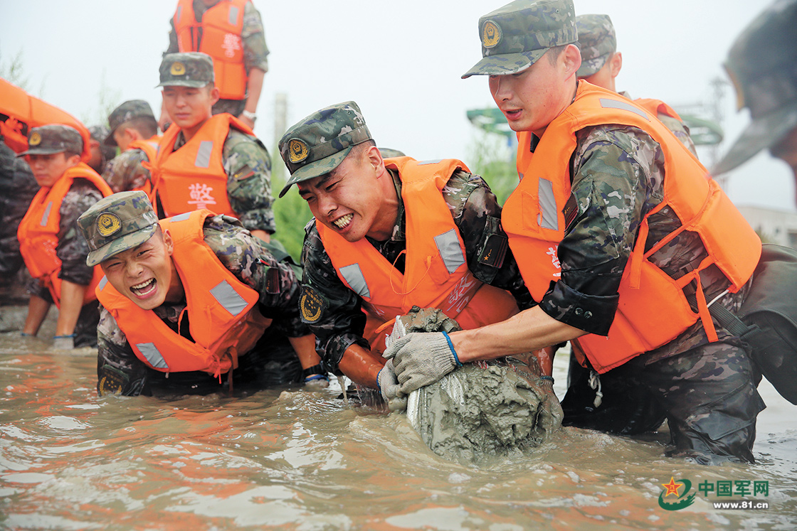 坚决听从统帅号令，解放军和武警部队众志成城凝聚起抗洪抢险的强大合力