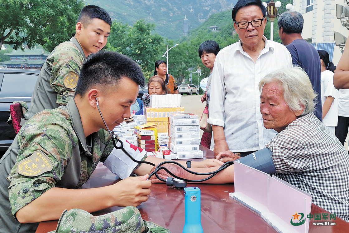 坚决听从统帅号令，解放军和武警部队众志成城凝聚起抗洪抢险的强大合力