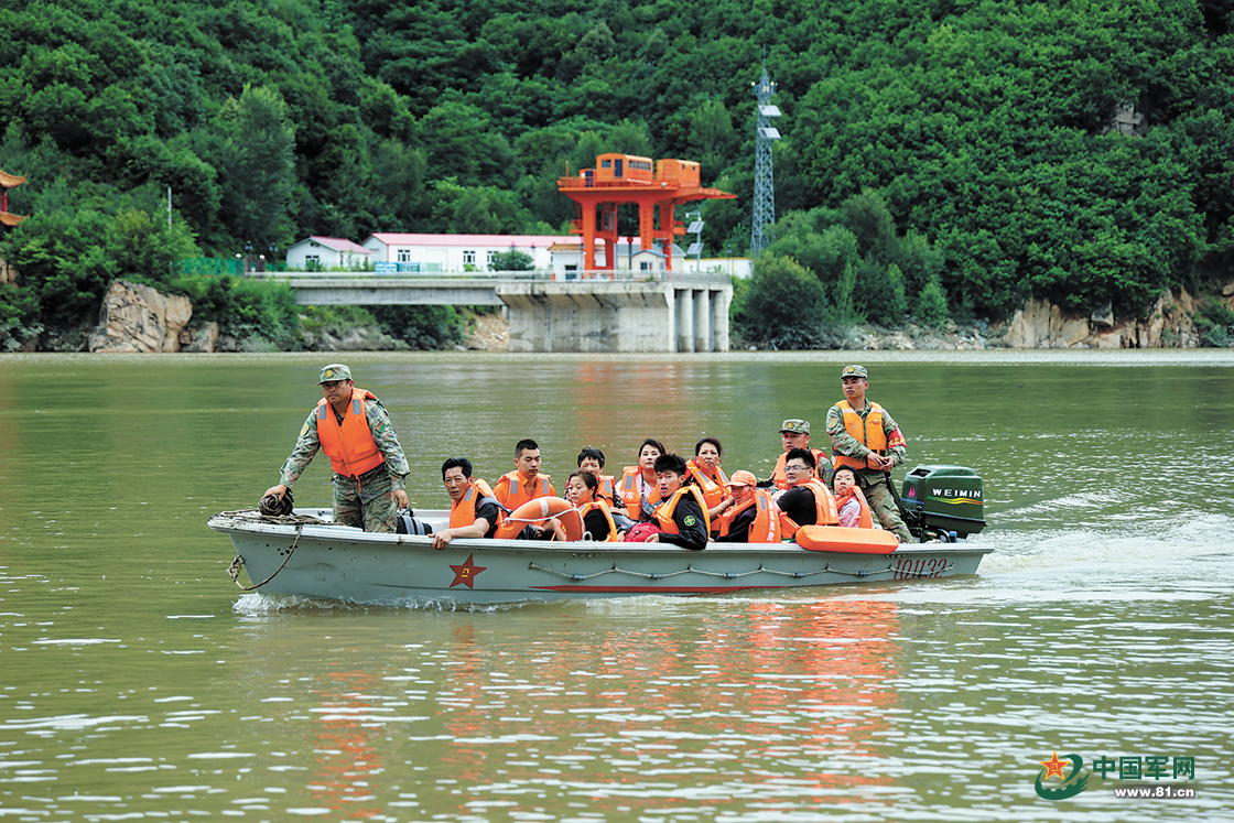 坚决听从统帅号令，解放军和武警部队众志成城凝聚起抗洪抢险的强大合力