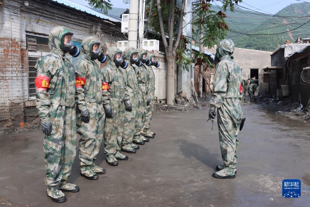 风雨中，党旗高高飘扬——解放军和武警部队广大党员奋战防汛抗洪救灾一线见闻