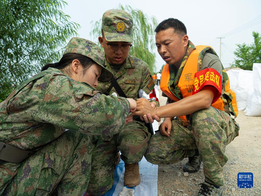 风雨中，党旗高高飘扬——解放军和武警部队广大党员奋战防汛抗洪救灾一线见闻