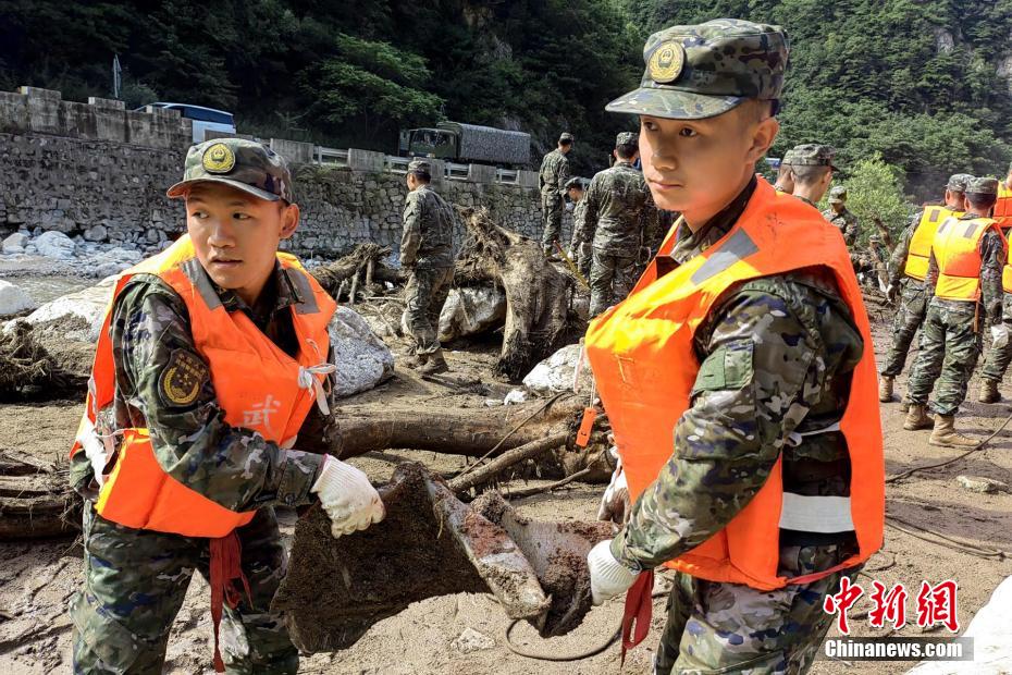 武警陕西总队官兵正在喂子坪村开展救援清理工作