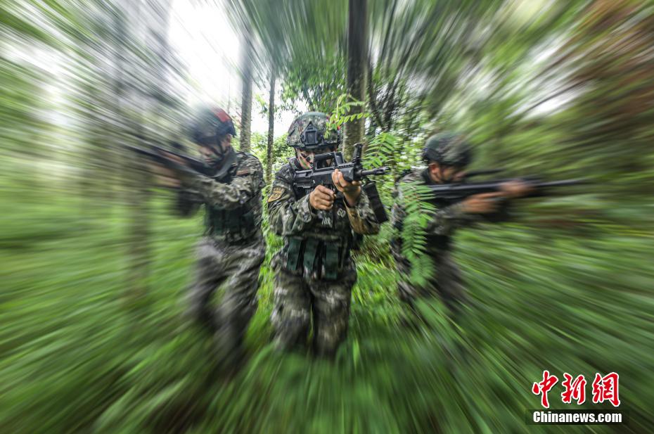 直击广西百色武警官兵山林地捕歼演练现场