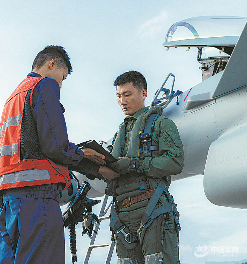 昼夜出击战云天：空军航空兵某旅开展跨昼夜空战对抗演练