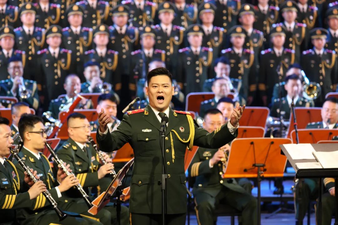 武警部队成功举办庆祝中华人民共和国成立74周年交响合唱音乐会