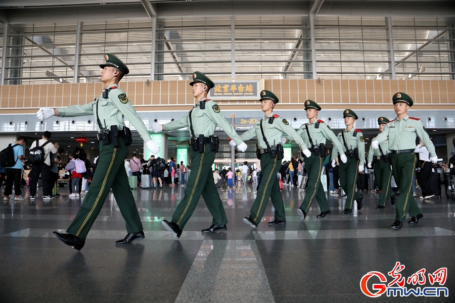 国庆我在战位：星夜坚守，武警官兵“双节”假期护卫旅客平安出行