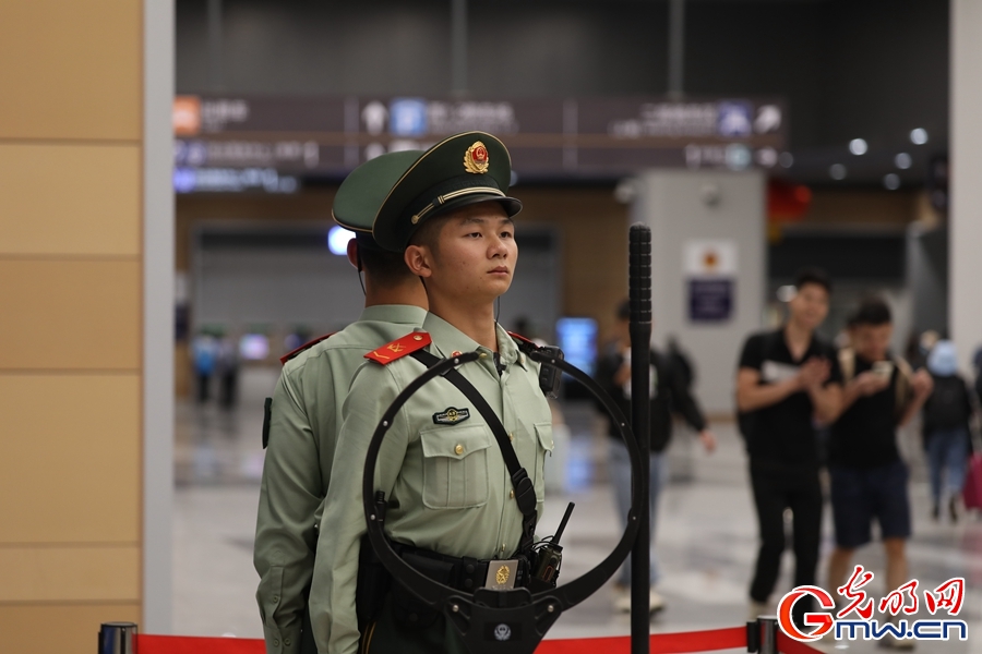 国庆我在战位：星夜坚守，武警官兵“双节”假期护卫旅客平安出行