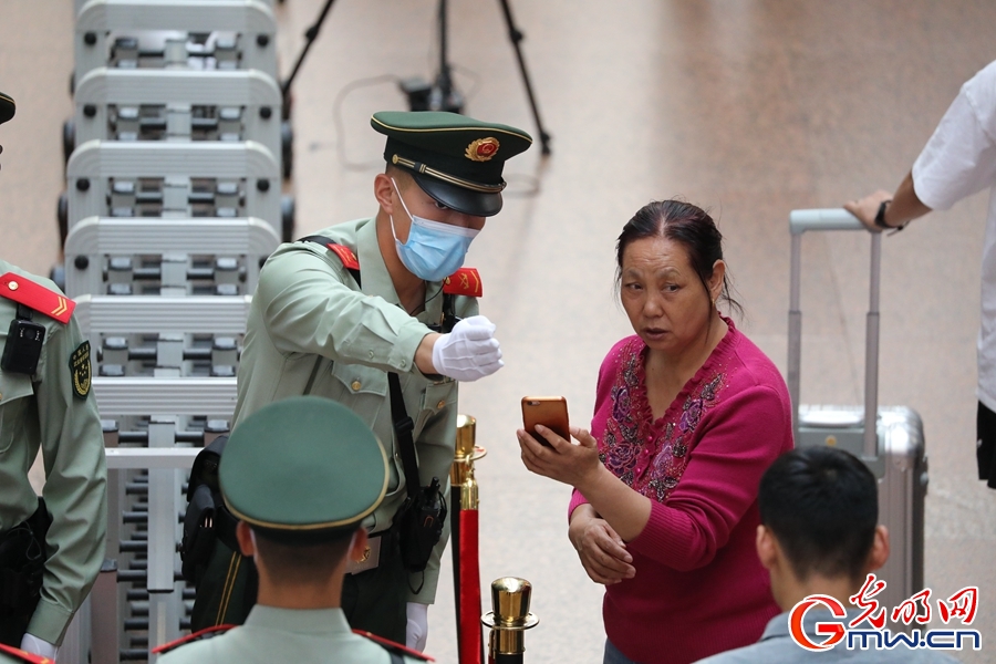 国庆我在战位：星夜坚守，武警官兵“双节”假期护卫旅客平安出行