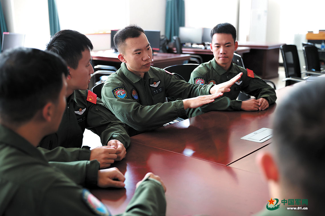 空军航空兵某旅飞行训练：穿云破雾 鹰击长空